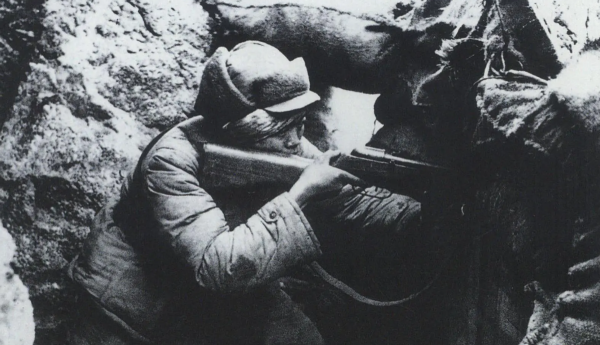 美軍對著志願軍陣地撒尿，一戰士不顧禁令開了一槍，立下一等功