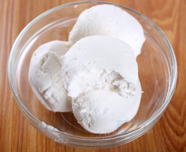 迪麗熱巴愛不釋手的酸奶疙瘩真的很難吃嗎？新疆人：沒見過世面