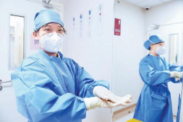 醫學生就業現狀，有人畢業就有40萬安家費，有人掏錢也找不到工作