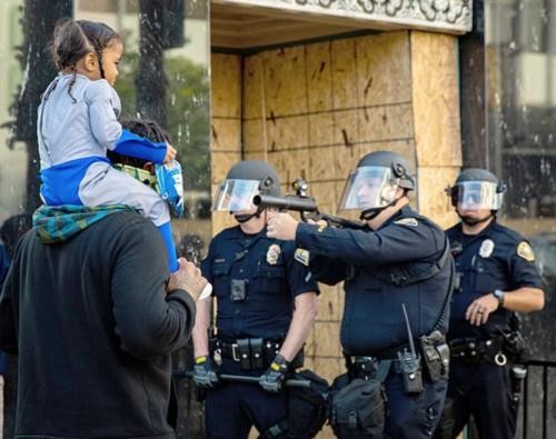 見死不救也合法?美國警察:我們保衛的是憲法,不是老百姓的死活 見死不救也合法?美國警察:我們保衛的是憲法,不是老百姓的死活