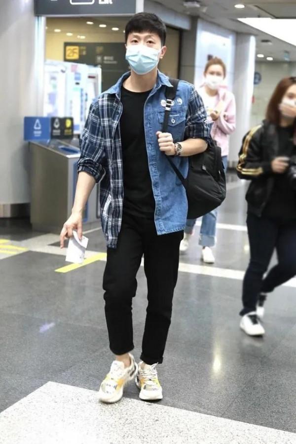 原來馬龍這麼會穿,拼接襯衫造型像潮流博主,拍時尚大片也很有範 原來馬龍這麼會穿,拼接襯衫造型像潮流博主,拍時尚大片也很有範