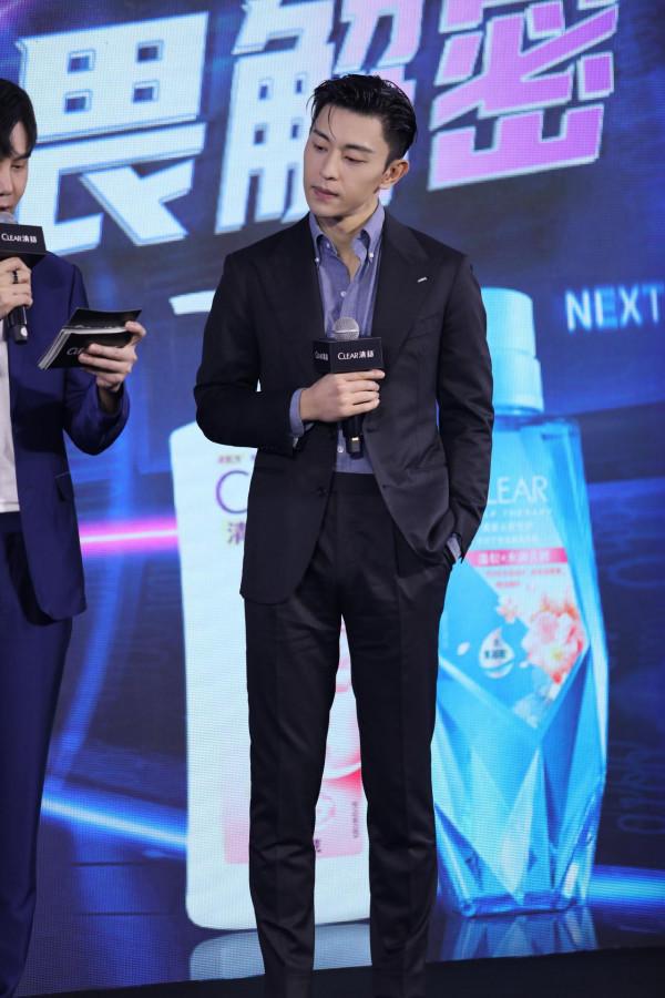 鄧倫黑色西裝搭配藍色襯衫亮相,時尚紳士 鄧倫黑色西裝搭配藍色襯衫亮相,時尚紳士