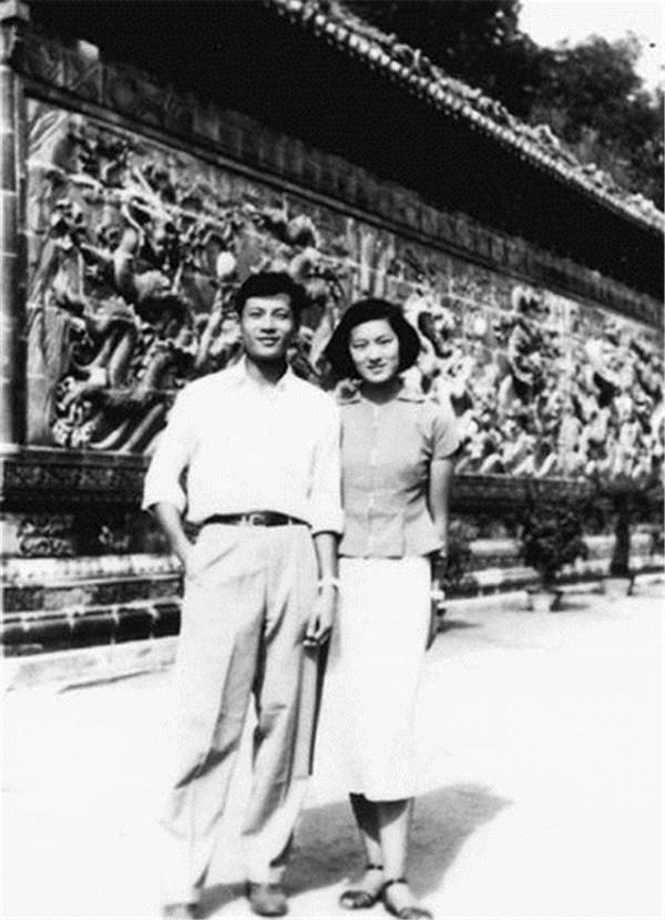 章含之:毛主席英文教師,丈夫出軌後嫁60歲喬冠華,晚年守寡25年 章含之:毛主席英文教師,丈夫出軌後嫁60歲喬冠華,晚年守寡25年