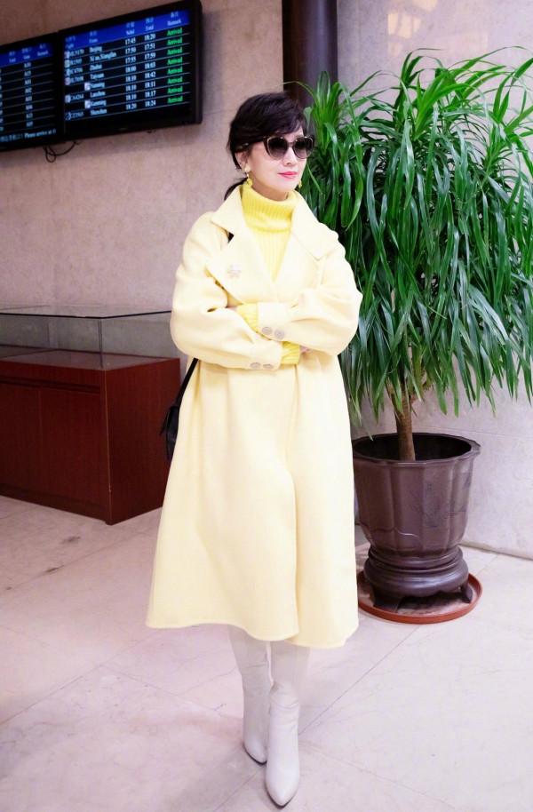 趙雅芝65歲還穿短裙露腿，這樣追潮流，真是潮奶奶