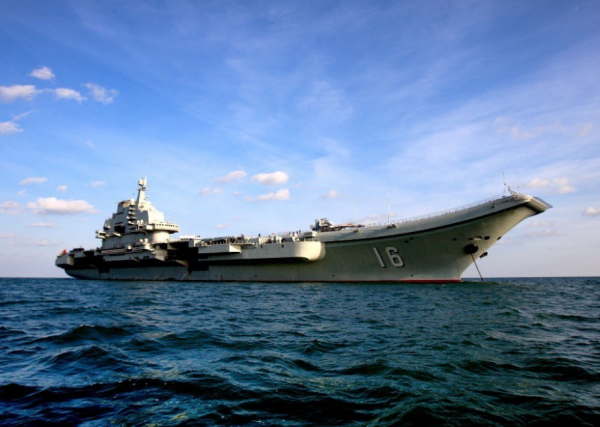 準航母“碰瓷”真航母？遼寧艦編隊出兵西太，日本海自瘋狂加戲