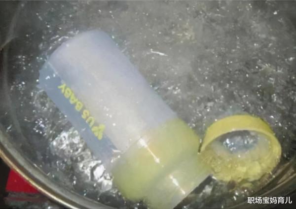 有種“馬虎”叫開水燙奶瓶,看似十分乾淨衛生,實則坑娃於無形 有種“馬虎”叫開水燙奶瓶,看似十分乾淨衛生,實則坑娃於無形