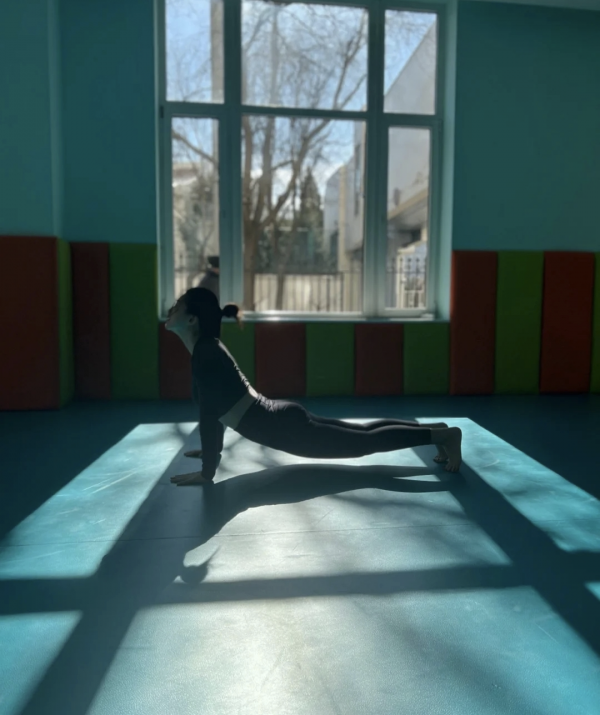 朱珠春節曬瑜伽照，假裝在海邊姿態婀娜，女兒在一旁練抬頭萌態足