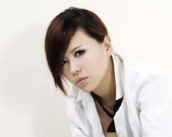 過氣“超女”窘況：開出租、整容失敗、賣唱陪酒，硬著頭皮扛面子