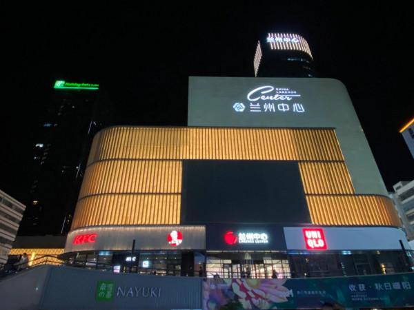 沒想到一輛經典的大眾露營車開到了酒店的餐廳裡