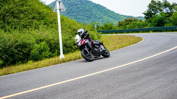 缺少個性但很平順好騎，還是很本田-CB400X動態體驗