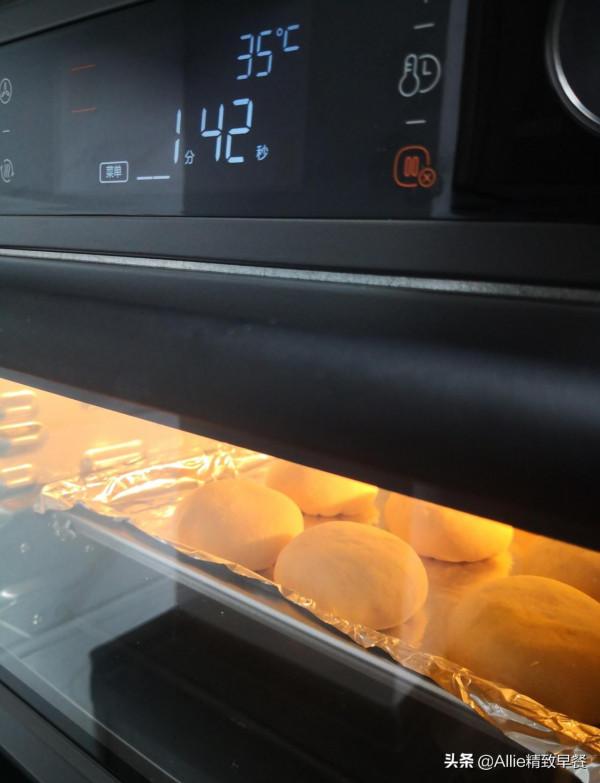 蒸包子吃膩了試試烤包子吧，外酥裡軟又多汁，搭配蘿蔔湯，助消化