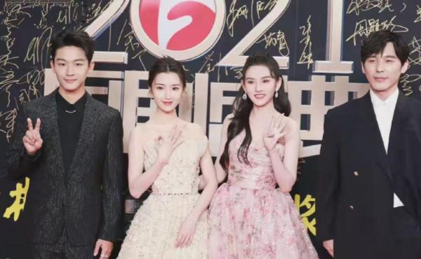 國劇最新紅毯,吳謹言大小臉,宋祖兒遲到,有人凍到表情僵硬 國劇最新紅毯,吳謹言大小臉,宋祖兒遲到,有人凍到表情僵硬