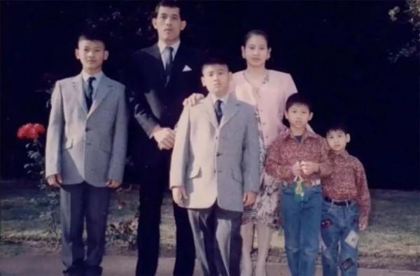 泰國二王妃成宮鬥贏家:4個兒子都比提幫功成才,穿紅裙戴大金錶 泰國二王妃成宮鬥贏家:4個兒子都比提幫功成才,穿紅裙戴大金錶