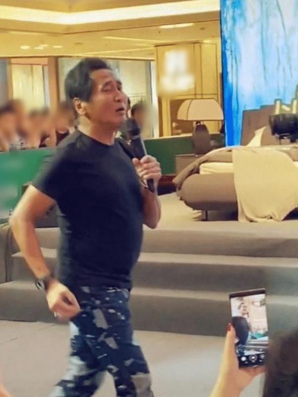 61歲齊秦商演撈金，挺大肚腩獨唱名錶搶鏡，彎腰與女粉握手人氣高