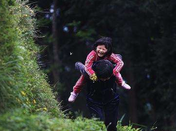 母親徒步三千里，肩背手推兩個癱瘓女兒尋醫，走了整整五年去北京