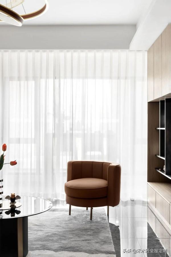 定製傢俱的獨特美感，將現代簡約極致呈現出來