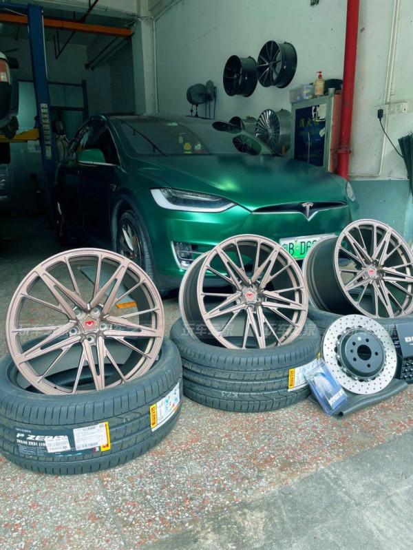 特斯拉Model X改裝21寸輪轂輪胎 升級Brembo剎車
