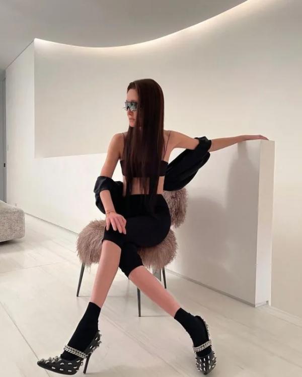 72歲的王薇薇照樣敢耍時髦，穿燕尾上衣好酷，站在超模旁也不輸陣