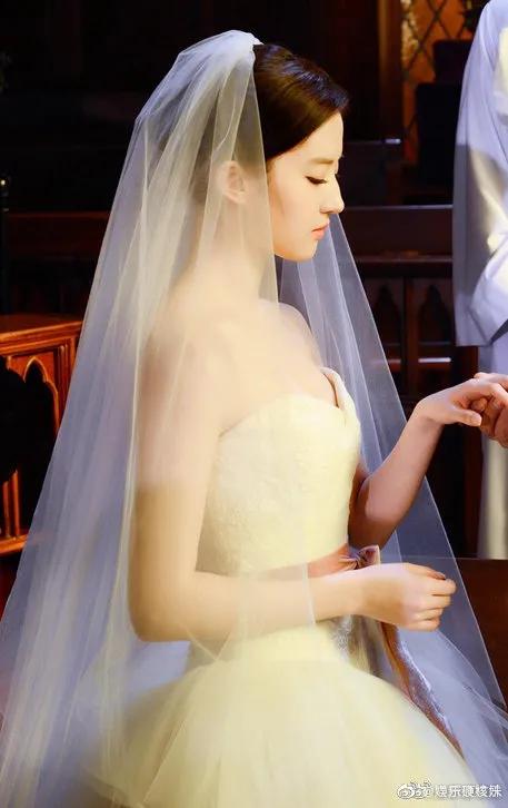 女明星婚紗禮服