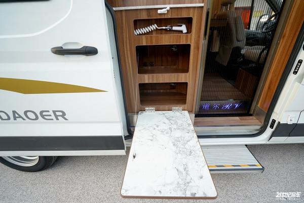 48V電路+實木傢俱板材，車裡還自帶茶具，魯道爾兩款車型可以選擇
