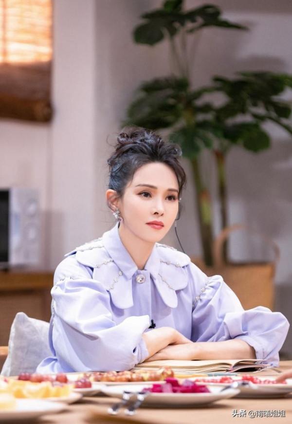 奔五的女人,儘量少穿“一身黑”!多穿這3種“顯白色”,真減齡 奔五的女人,儘量少穿“一身黑”!多穿這3種“顯白色”,真減齡