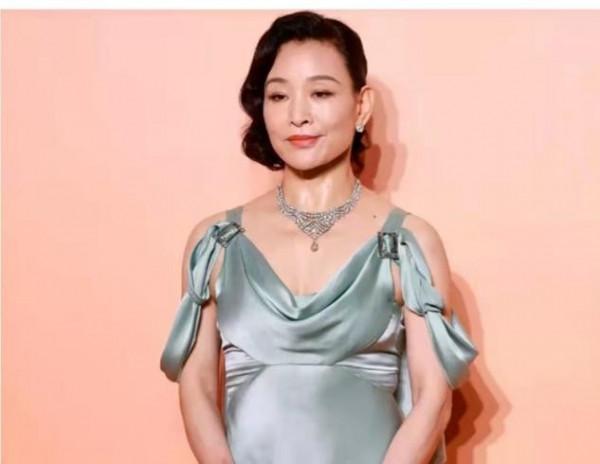 60歲陳沖真敢穿，有小肚腩還穿真絲吊帶，一身贅肉全靠氣場撐著