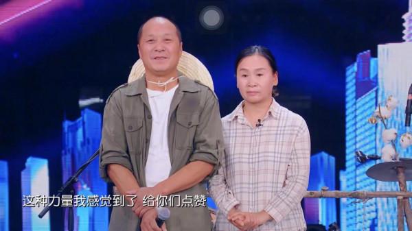 農村大叔用“破爛”表演,評委驚豔:鄧紫棋落淚,謝霆鋒登臺點贊 農村大叔用“破爛”表演,評委驚豔:鄧紫棋落淚,謝霆鋒登臺點贊