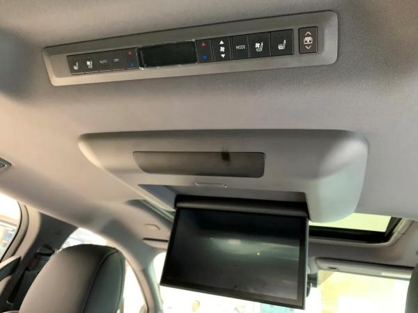 用賓士C級的價格，買這麼大一輛MPV，你說賽那值不值？