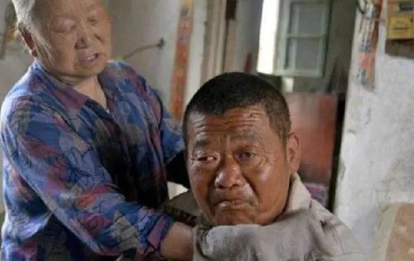 83歲老太毒殺46歲智障兒子，兒子停止呼吸後主動自首：我養不動了