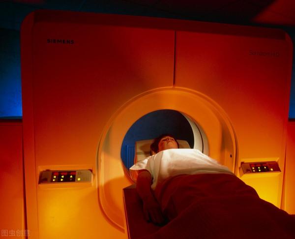 53歲的大叔腳後跟長了一個&OpenCurlyDoubleQuote;雞眼&rdquo;，變大變黑，醫生：幸虧來得早