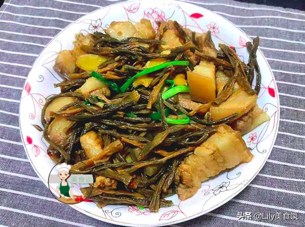 夏天這蔬菜多買點,曬乾囤起來,泡一泡,切段燜五花肉,越嚼越香 夏天這蔬菜多買點,曬乾囤起來,泡一泡,切段燜五花肉,越嚼越香