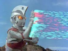 迪迦的哉佩利敖光線卻是致敬艾斯的梅塔利姆光線