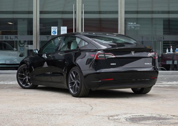 電動車與燃油車的對決:寶馬330i VS 特斯拉Model 3高效能全驅版 電動車與燃油車的對決:寶馬330i VS 特斯拉Model 3高效能全驅版