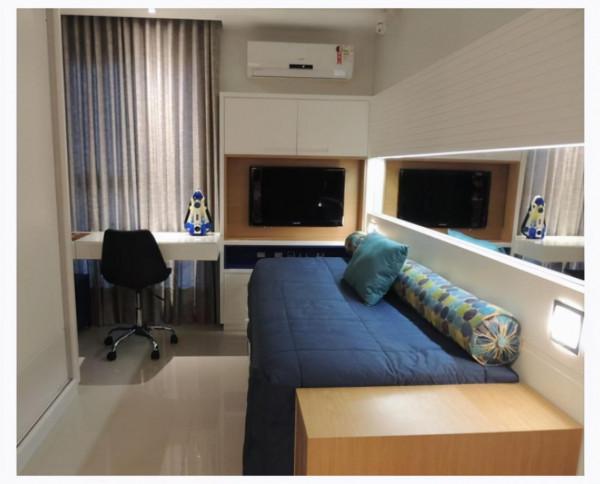 臥室定製“一體式”床鋪，與床頭櫃、電視牆結合，功能多於需求