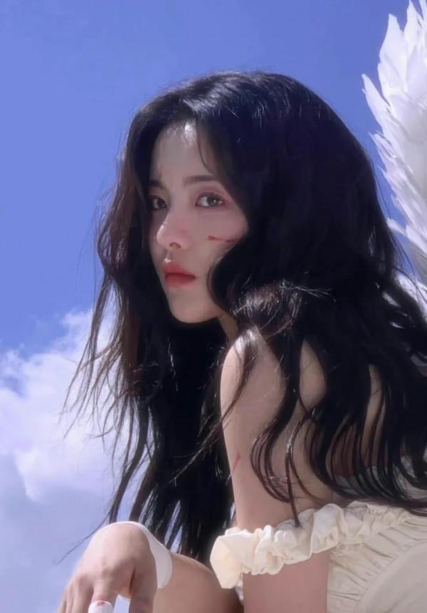 楊超越解鎖新造型 天使戰損妝美出天際