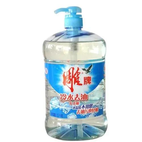 衣服滴上油漬怎麼洗？特別是白色的更不好洗，這方法省時又省事