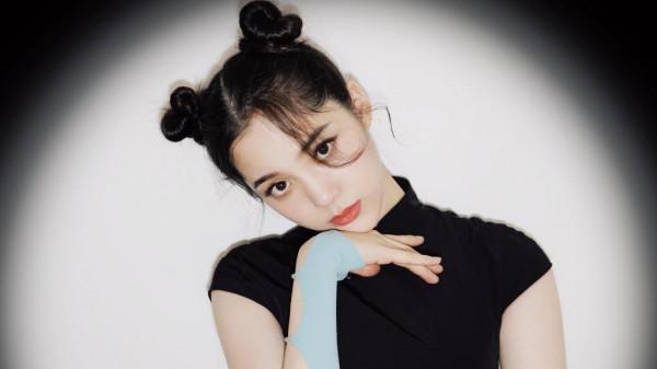 歐陽娜娜身穿黑色修身旗袍,盡顯俏皮可愛 歐陽娜娜身穿黑色修身旗袍,盡顯俏皮可愛