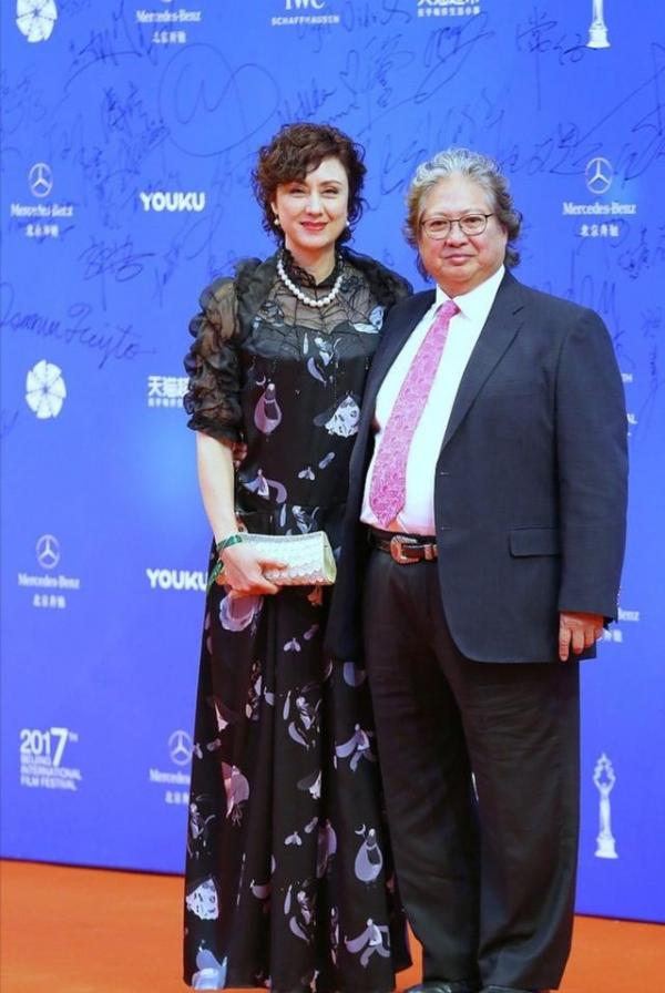 洪金寶混血老婆太驚豔,穿綠色連體褲配襯衫高貴又大氣,美出圈了 洪金寶混血老婆太驚豔,穿綠色連體褲配襯衫高貴又大氣,美出圈了