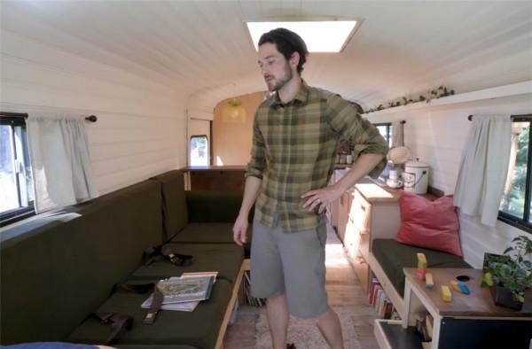 一家四口低價買2001年廢舊大巴，將22㎡空間變成蝸居，生活太幸福