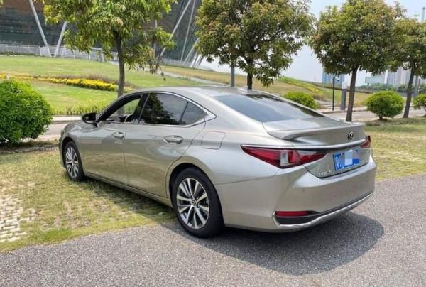 實拍雷克薩斯ES低配,2.0L自吸主打舒適家用,底盤厚重方向精準 實拍雷克薩斯ES低配,2.0L自吸主打舒適家用,底盤厚重方向精準