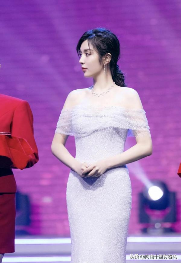 王曉晨的好身材藏不住，穿“蕾絲+薄紗”連衣裙，真有富家小姐範