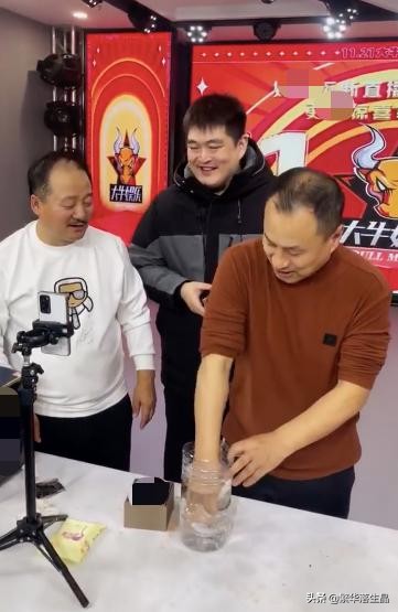 24歲趙一楠新公司開業,“謝廣坤”為他助陣,趙本山沒有現身 24歲趙一楠新公司開業,“謝廣坤”為他助陣,趙本山沒有現身