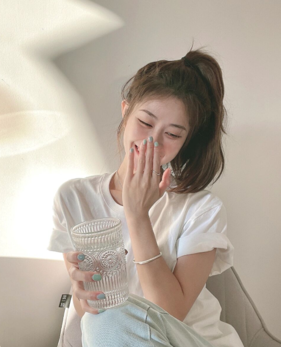 別披頭散髮了，學學這3款超減齡的扎發發型，輕鬆美過同齡人