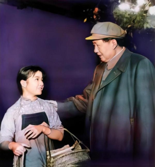 1958年嚴鳳英在安徽演出，不懂湖南方言，毛澤東伸出四根手指解釋