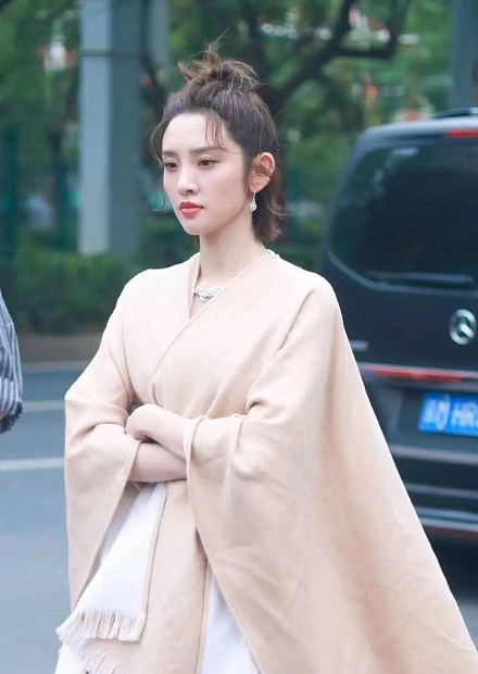 當媽的唐藝昕少女模樣不變,氣質卻越來越貴婦,披裸色披肩好優雅 當媽的唐藝昕少女模樣不變,氣質卻越來越貴婦,披裸色披肩好優雅