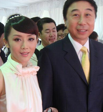 64歲馮鞏：26歲娶初戀，攜手38年，47歲被敲詐，兒子創業當老闆