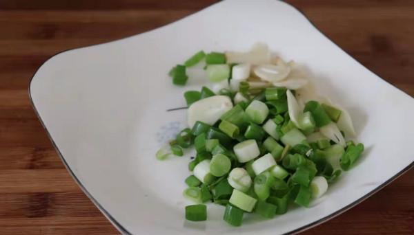 麵條別直接煮了，提前做好這一步，營養入味又解饞，比吃肉還過癮