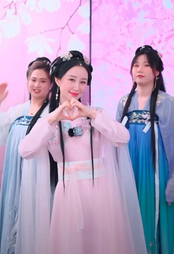 舒暢直播，榮登帶貨榜單榜首，沒想到做主播的她也如此優秀