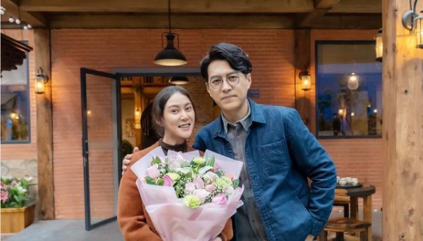 靳東真成老幹部了！穿大衣開會儒雅氣質同齡人中少有，央視臉超帥