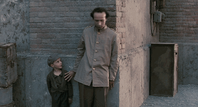 《美麗人生》：他用一個善意的謊言，給了孩子一個美麗的人生